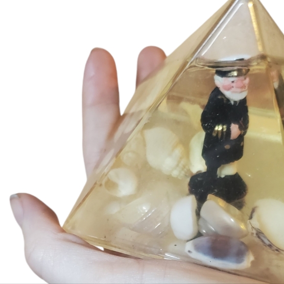 Vintage hard plastic paper weight with seashells and sea captain - Picture 4 of 5
